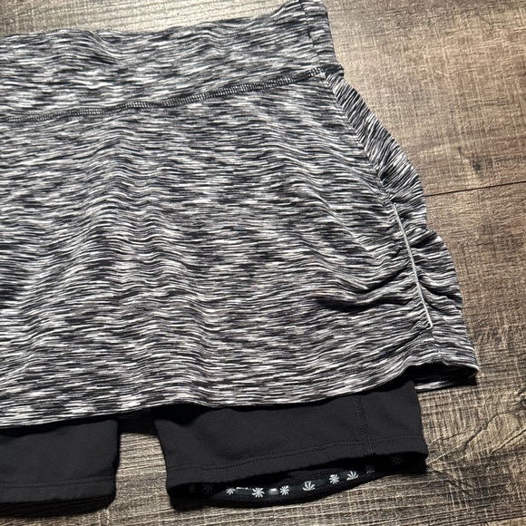 Athleta Contender 2 in 1 Heathered Black and Gray Skort - Picture 3 of 7